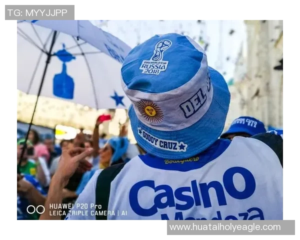 足球明星卡包金色闪耀登场收藏热潮引发球迷狂欢