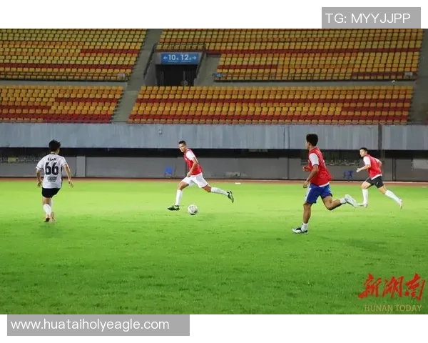 扑救足球美图展现精彩瞬间与运动激情的完美结合