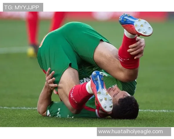 滚翻技巧在足球比赛中的应用与影响分析 滚翻技巧在足球比赛中的应用与影响分析